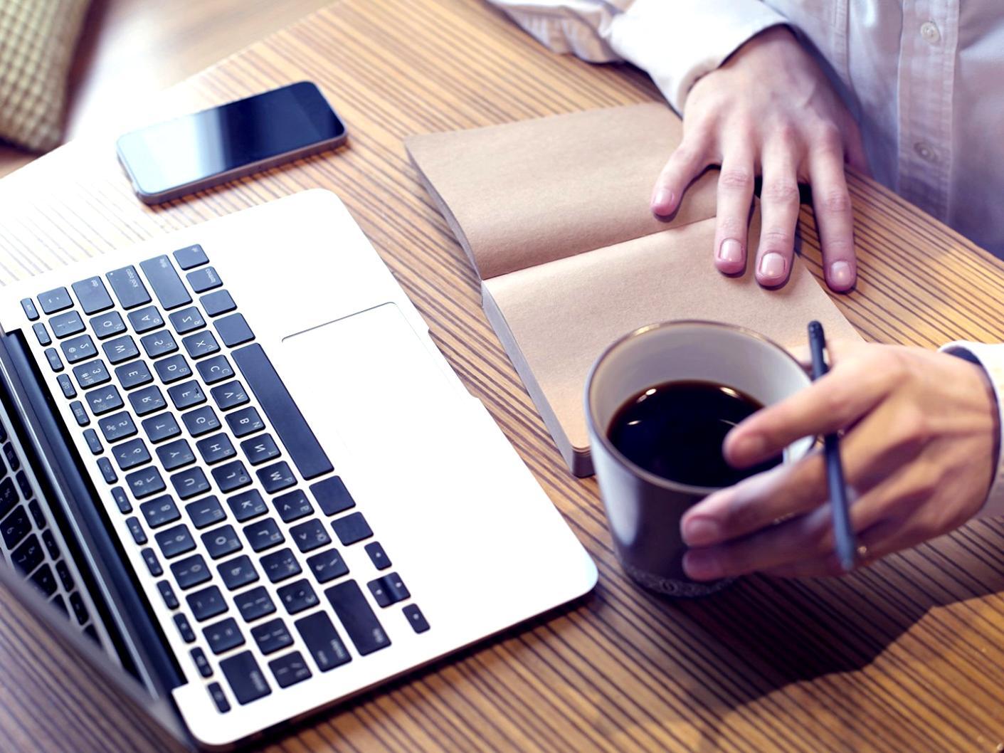 Analistas financieros trabajando con modelos de valoración y datos de mercado