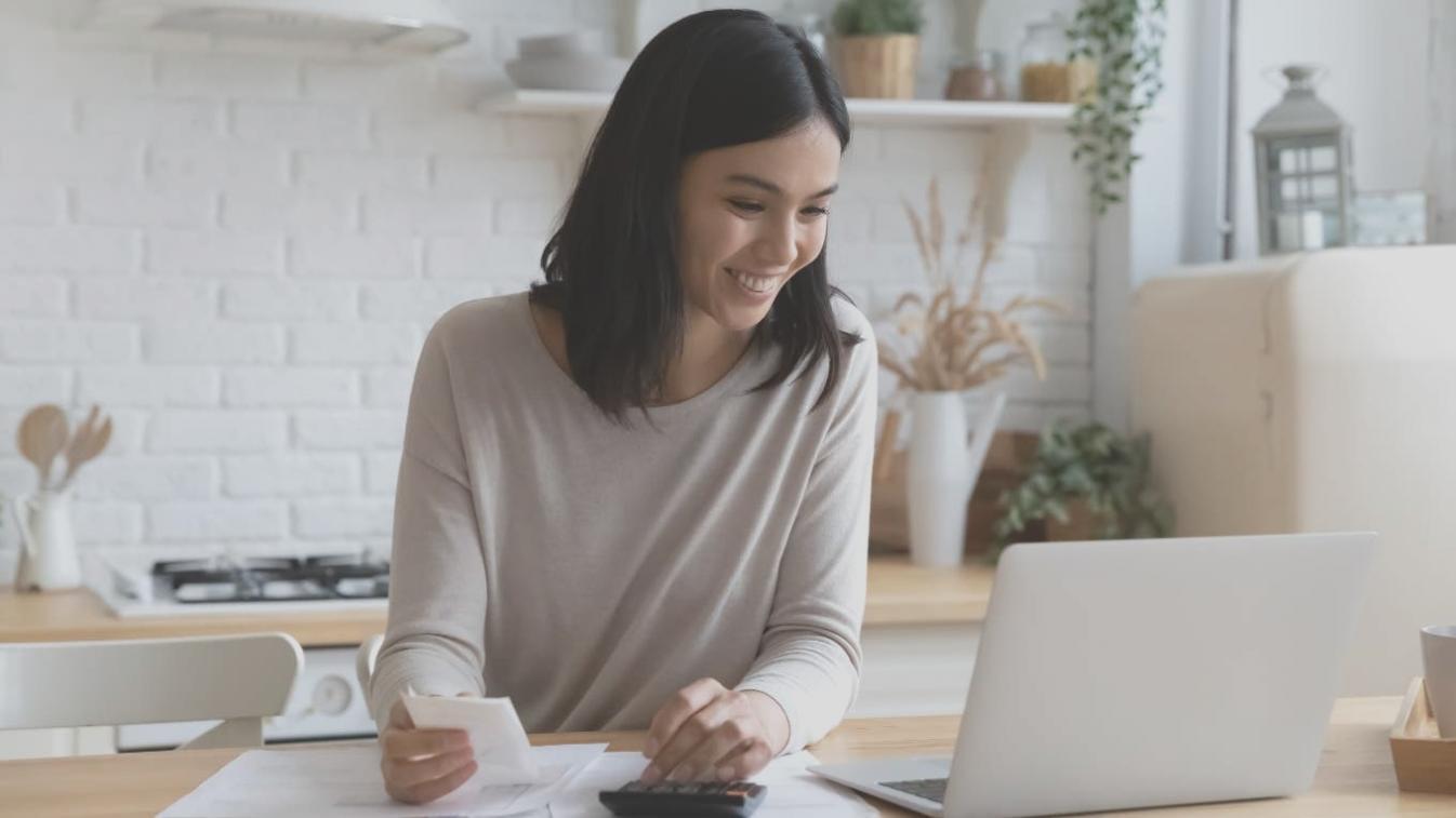 Profesionales financieros analizando datos de valoración