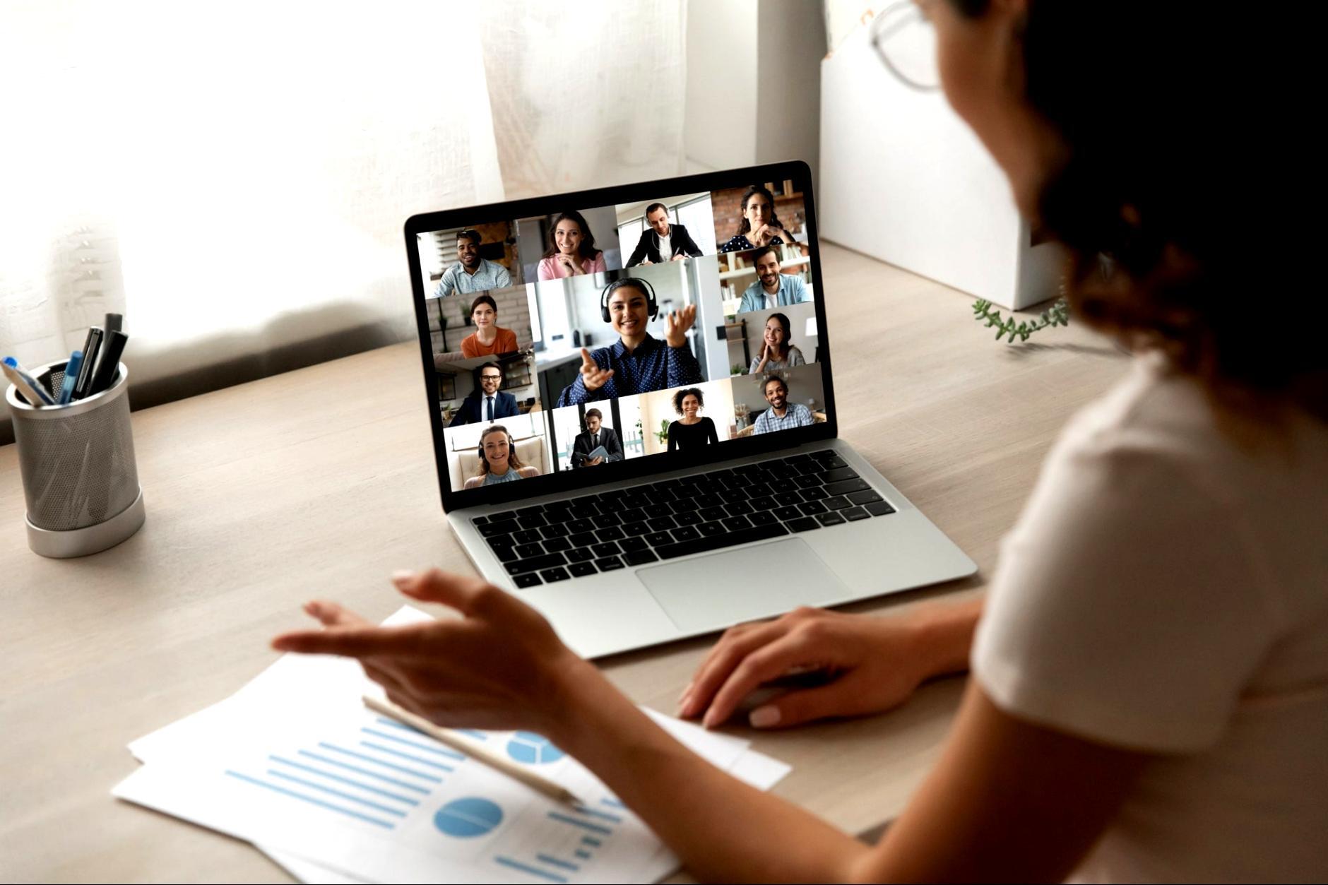 Analistas trabajando en modelos de valoración financiera