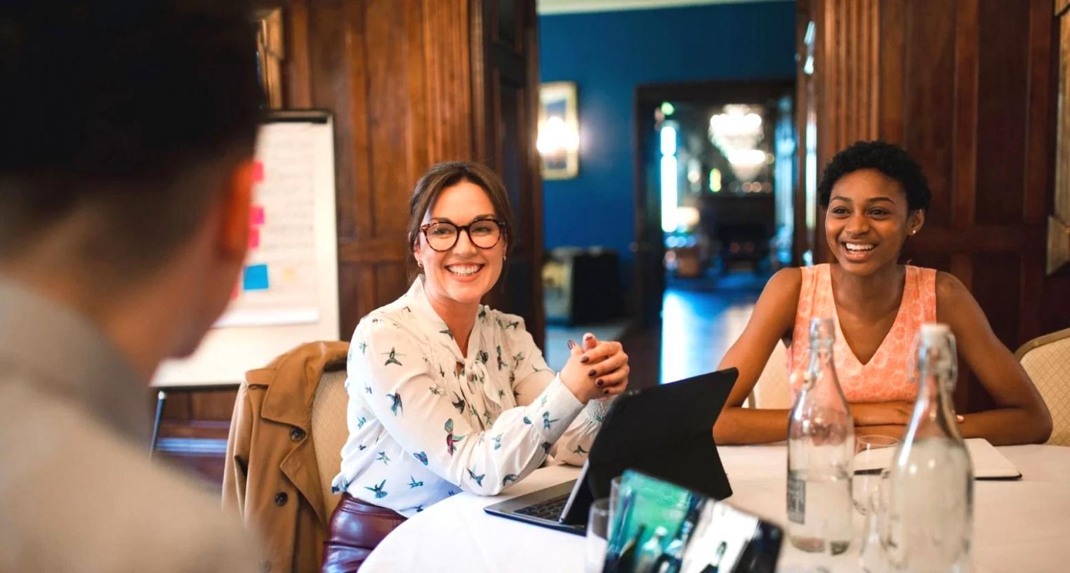 Espacio de trabajo profesional donde se realizan análisis financieros y técnicas de valoración empresarial